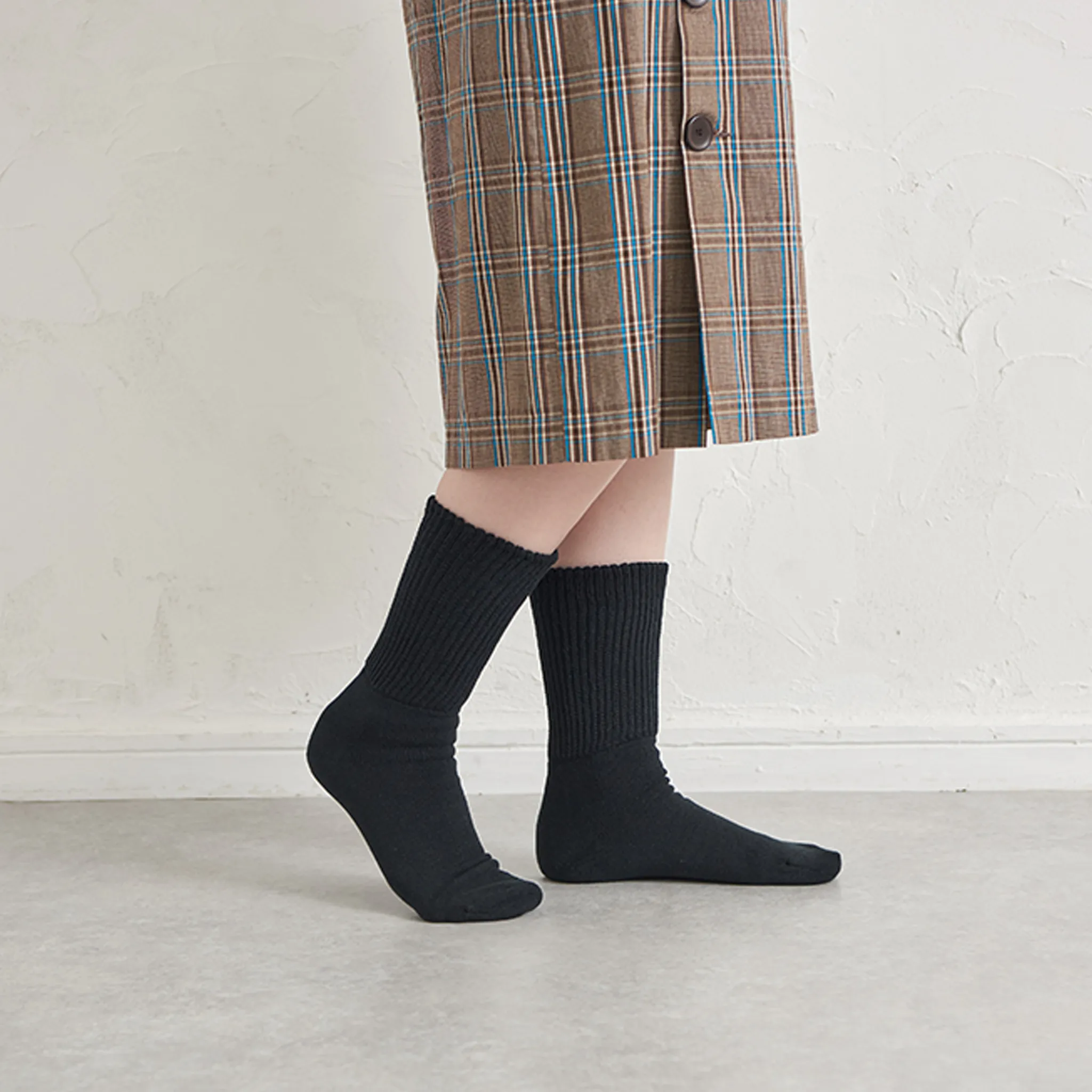 Loose-fitting heel-smoothing socks with elastic cuffs - 649
