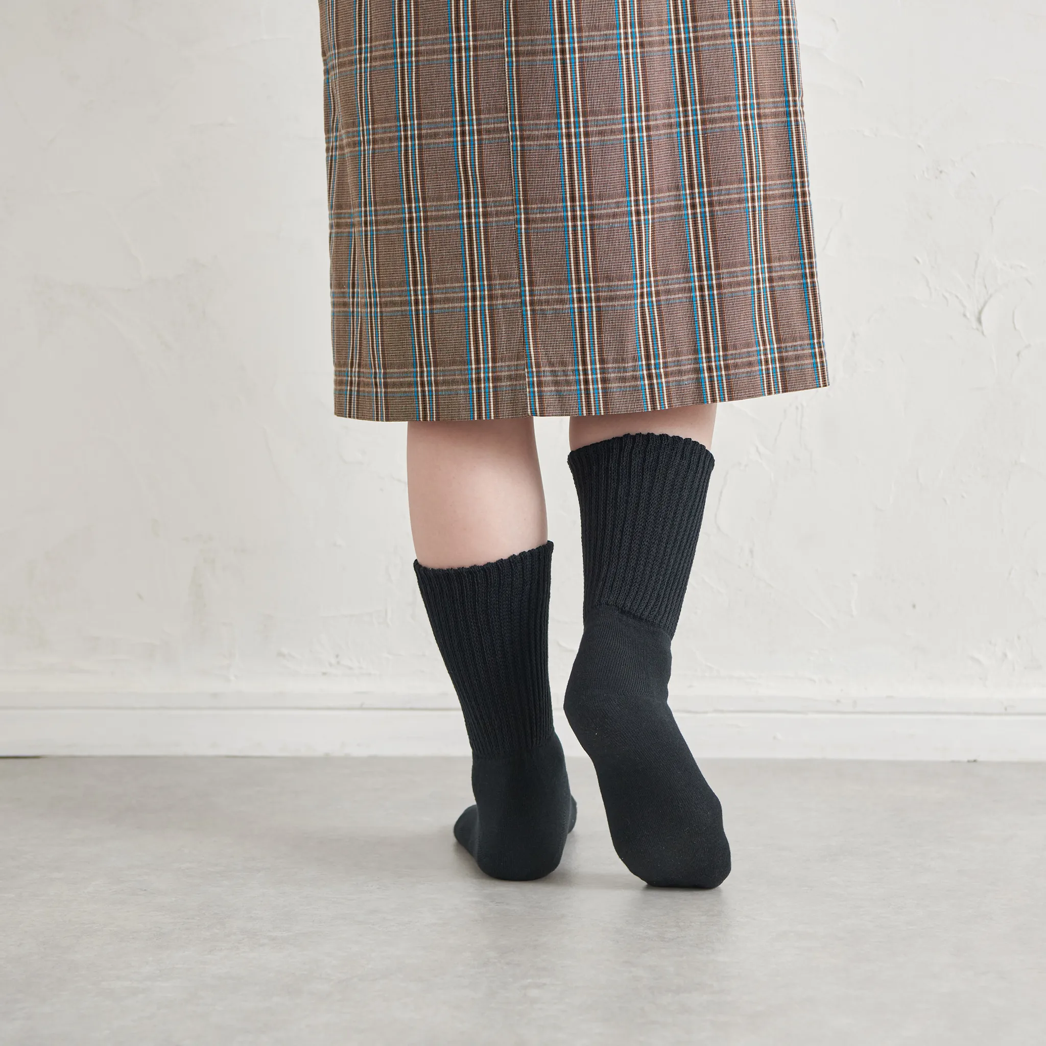 Loose-fitting heel-smoothing socks with elastic cuffs - 649